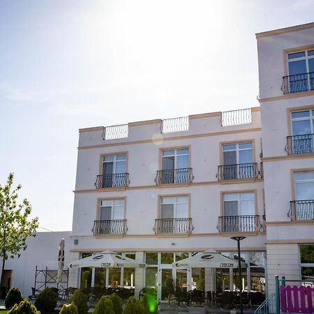 Unique Garden Hotel Braila Bagian luar foto