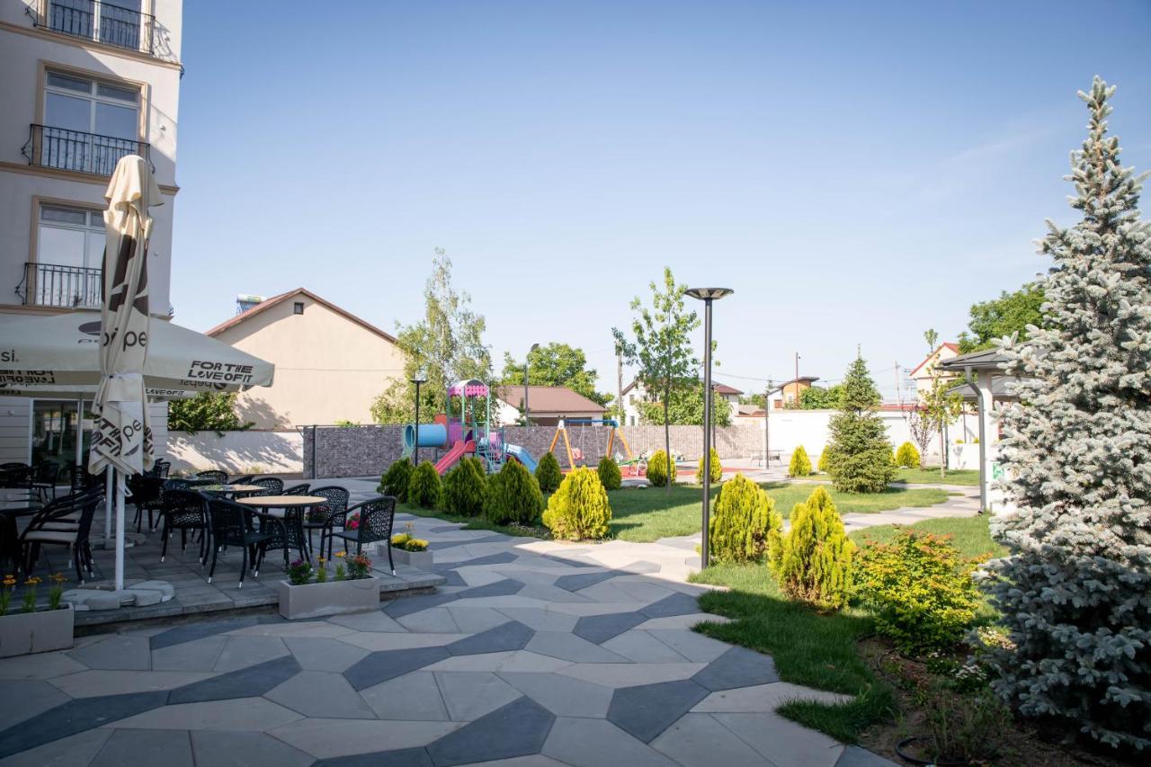 Unique Garden Hotel Braila Bagian luar foto