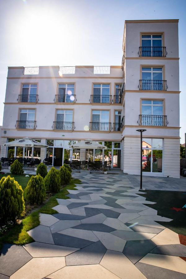 Unique Garden Hotel Braila Bagian luar foto
