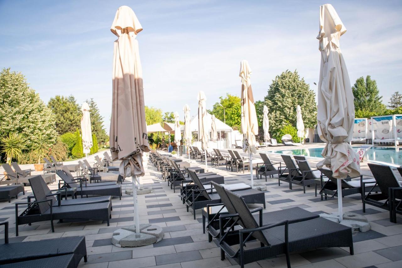 Unique Garden Hotel Braila Bagian luar foto