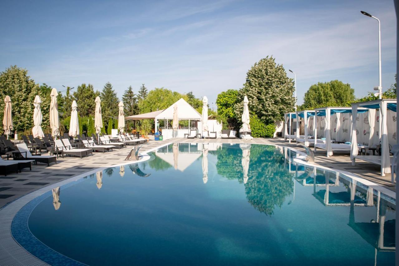 Unique Garden Hotel Braila Bagian luar foto