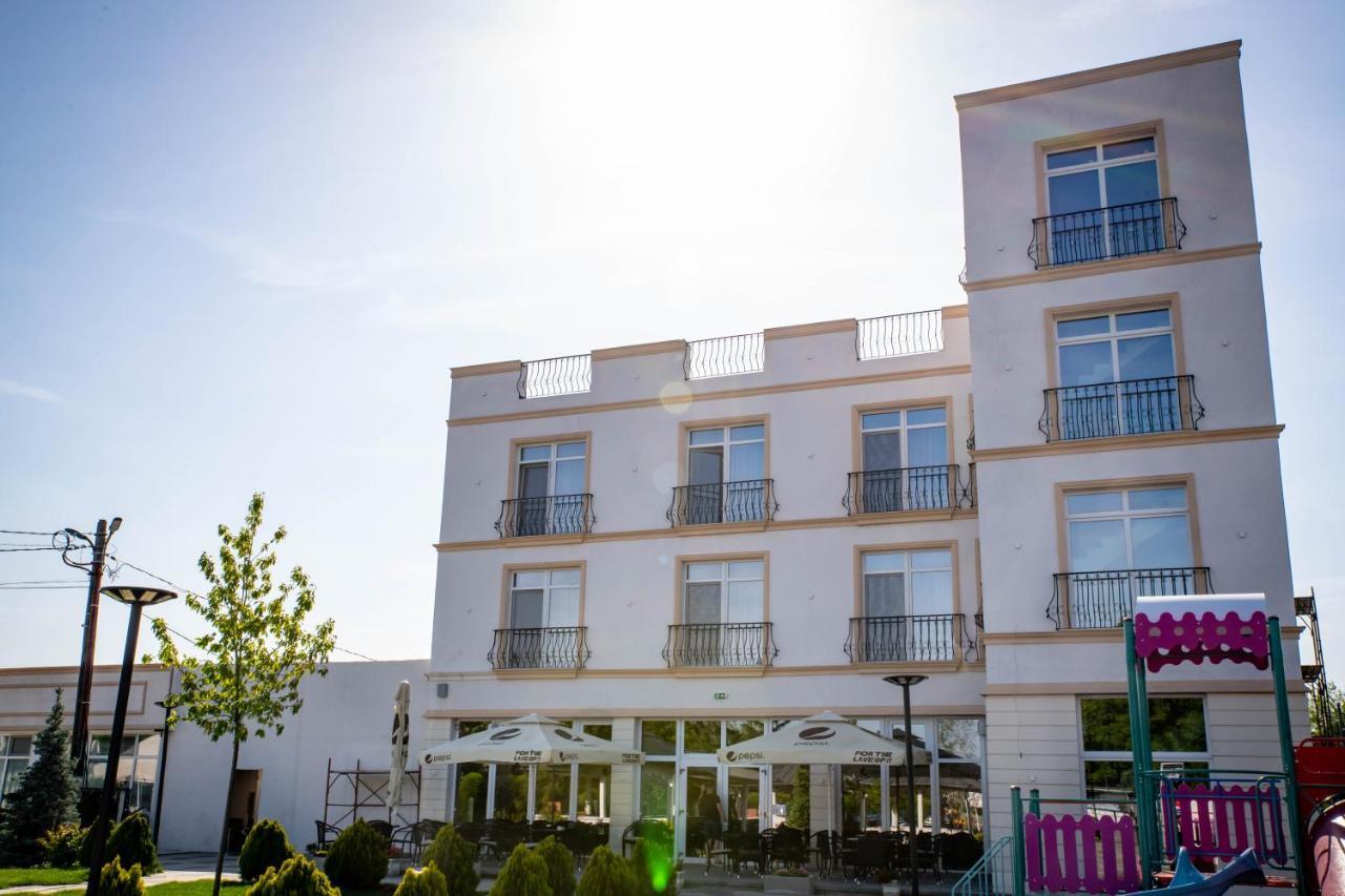 Unique Garden Hotel Braila Bagian luar foto