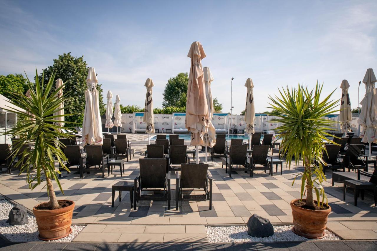 Unique Garden Hotel Braila Bagian luar foto